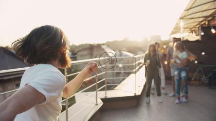 朋友在露台派对上跳舞的电影[4K]