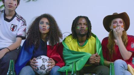 四位国际友人观看世界杯[免费商用]