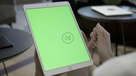 拿着绿色屏幕平板电脑的女人[4K]