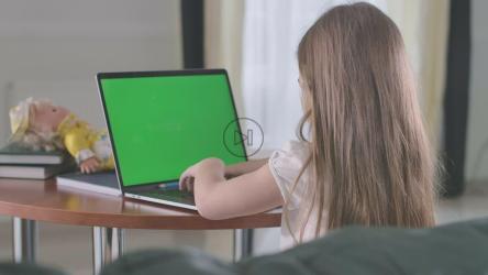 小女孩在笔记本电脑上做作业[免费商用]