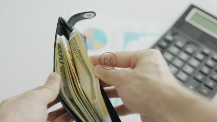 装满现金的钱包[]