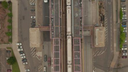 火车在横跨城市的桥上行驶[4K]