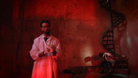 Torturer戴上手套调查受害者[免费商用]