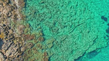 明亮的蓝色岩石浅滩鸟瞰图[4K]