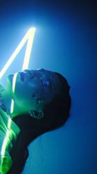 霓虹灯下舞者的特写垂直视频[免费商用竖屏]