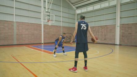 两名篮球运动员之间的一对一[免费商用]