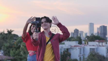 城市背景的男孩和女孩博客[免费商用]