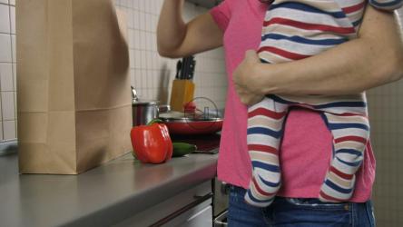 妈妈手里拿着孩子开始做饭[]