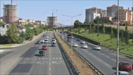 在阳光明媚的日子里，与城市相连的两条高速公路[]