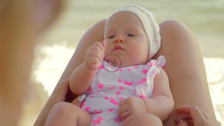 母亲和她的孩子在海滩上玩耍[4K]