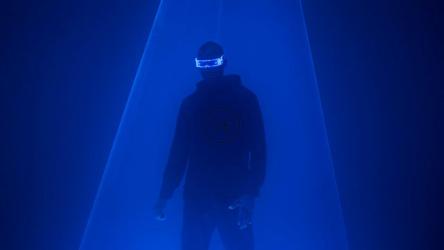 蓝色激光照亮一个戴着未来主义眼镜的男人[免费商用]