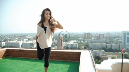 一名身穿紧身裤的女子在屋顶练习瑜伽[4K]