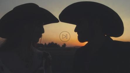 一对夫妇在牧场日落时的浪漫场景[免费商用]