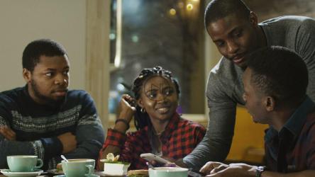 一群朋友在自助餐厅里聊天[4K]