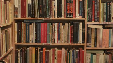 图书馆的书架上摆满了书[免费商用]