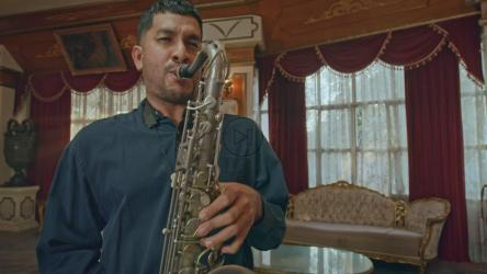 古色古香的萨克斯演奏家[免费商用]