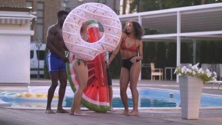 朋友们在游泳池旁快乐地跳舞[4K]