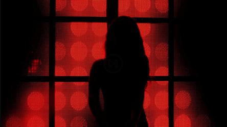 一个女孩在夜店跳舞的剪影[4K免费商用]