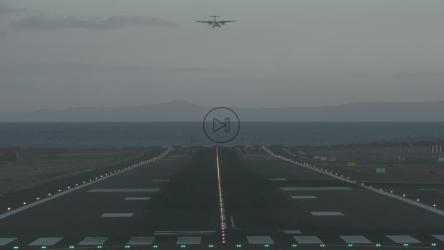 早上抵达的第一架飞机[]