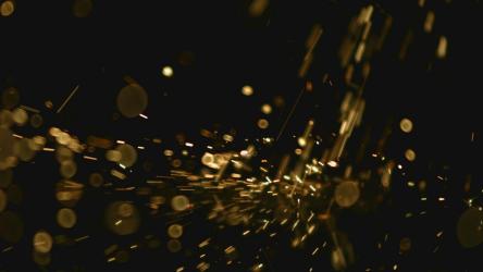 火花以慢动作撞击黑色表面[]