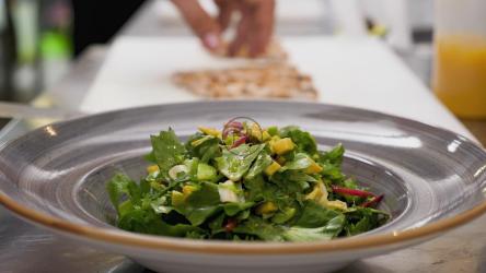 把烤鸡放在沙拉上[4K]