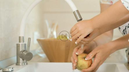 母女俩正在洗苹果[]