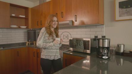 年轻女子边跳舞边喝咖啡[4K免费商用]