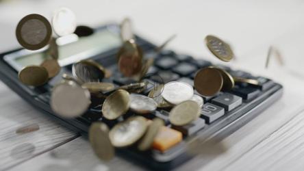 硬币从计算器上掉下来[]