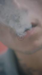 男子呼出大麻烟雾[免费商用竖屏]