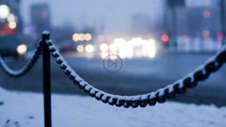 汽车驶过时雪花飘落[]