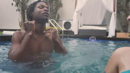 朋友们在游泳池玩得很开心[免费商用]