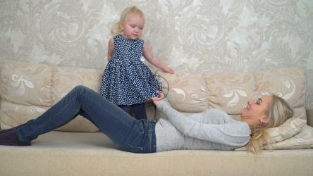 母亲亲吻她年幼的孩子[]