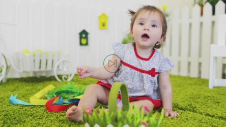 快乐的小男孩在他的房间里，肖像[]