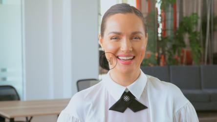 一个打扮得体的女人，一边开心地笑[4K免费商用]