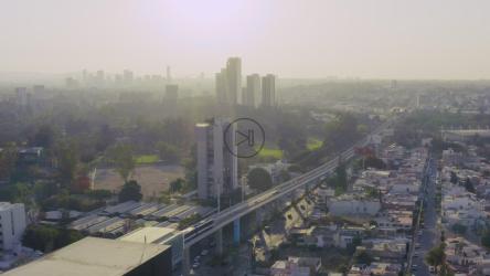 一个有公园和火车的大城市的空中全景[免费商用]