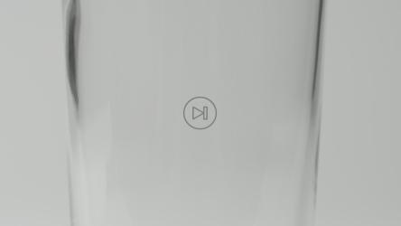 倒在玻璃杯里的啤酒特写[]