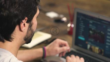 一名男子用笔记本电脑访问推特[4K免费商用]