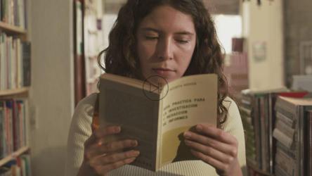 一位年轻女子饶有兴趣地看书[免费商用]