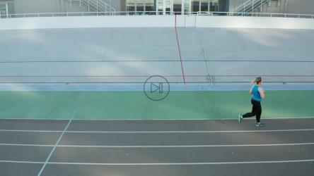 一名女子跑步的航拍照片[]