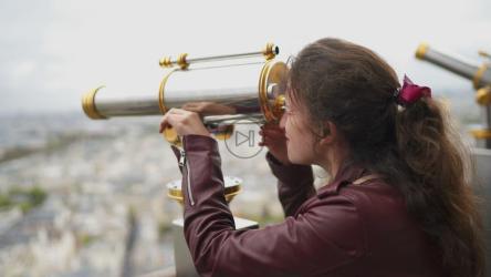 女孩在埃菲尔铁塔上观察巴黎[免费商用]