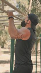 戴口罩做引体向上的男子[免费商用竖屏]