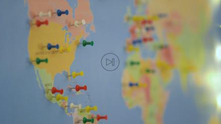 在世界地图板上放置图钉[免费商用]