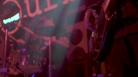 舞台上的低音吉他手和鼓手[免费商用]