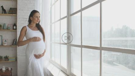 怀孕的年轻妈妈在等她的孩子[4K]