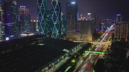 深圳夜晚的高速交通和摩天大楼[]
