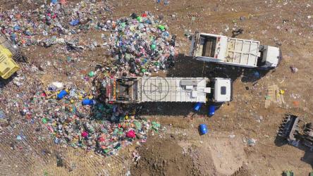 垃圾车在垃圾填埋场倾倒垃圾[]