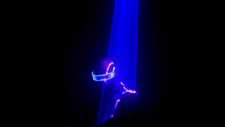 霓虹灯下的电子赛博朋克面具[免费商用]