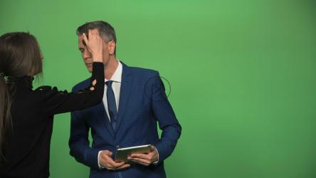 在绿色屏幕上向新闻播音员应用化妆[4K]