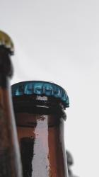 白色背景的冷玻璃瓶[免费商用竖屏]