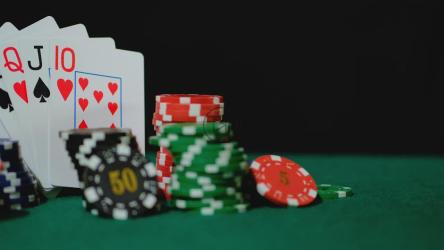 排列在图像合成中的扑克筹码和纸牌[4K免费商用]